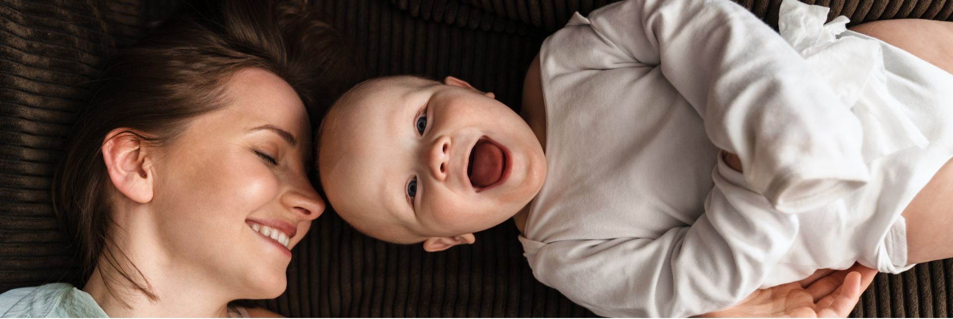 Von Kuschelhormonen und Glücksgefühlen: Mutter kuschelt mir ihrem Baby