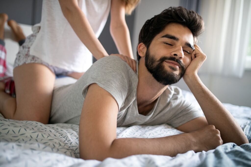 Von Kuschelhormonen und Glücksgefühlen: Frau massiert Mann mit ätherischen Ölen