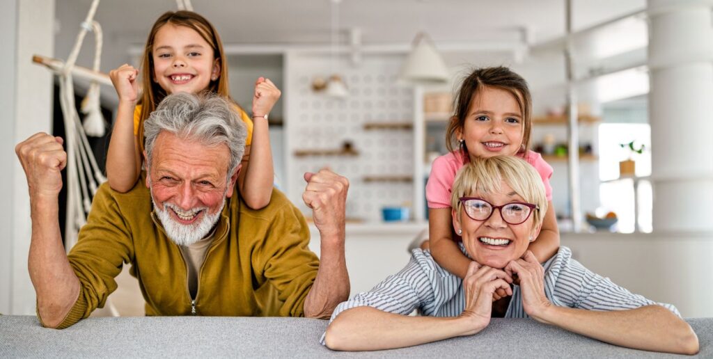 Großeltern kuscheln und haben Spaß mit ihren Enkelkindern