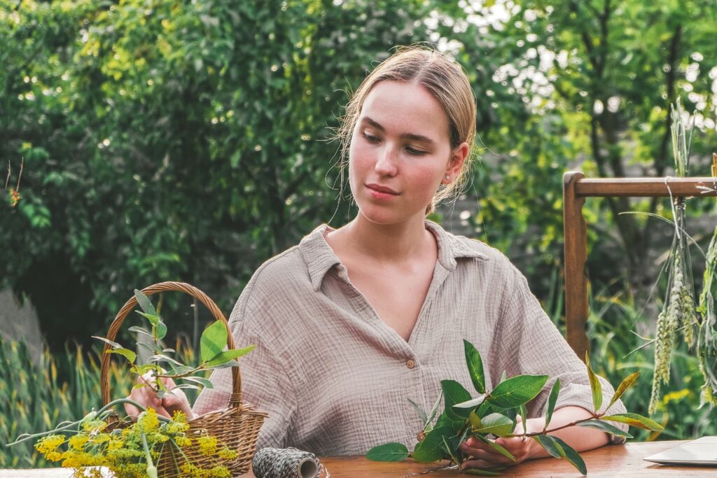 Vitalstoff Kicks: Wie Nahrungsergänzungsmittel dein Wohlbefinden revolutionieren - Aromatherapie und ätherische Öle, Kräutersammeln und Trocknen